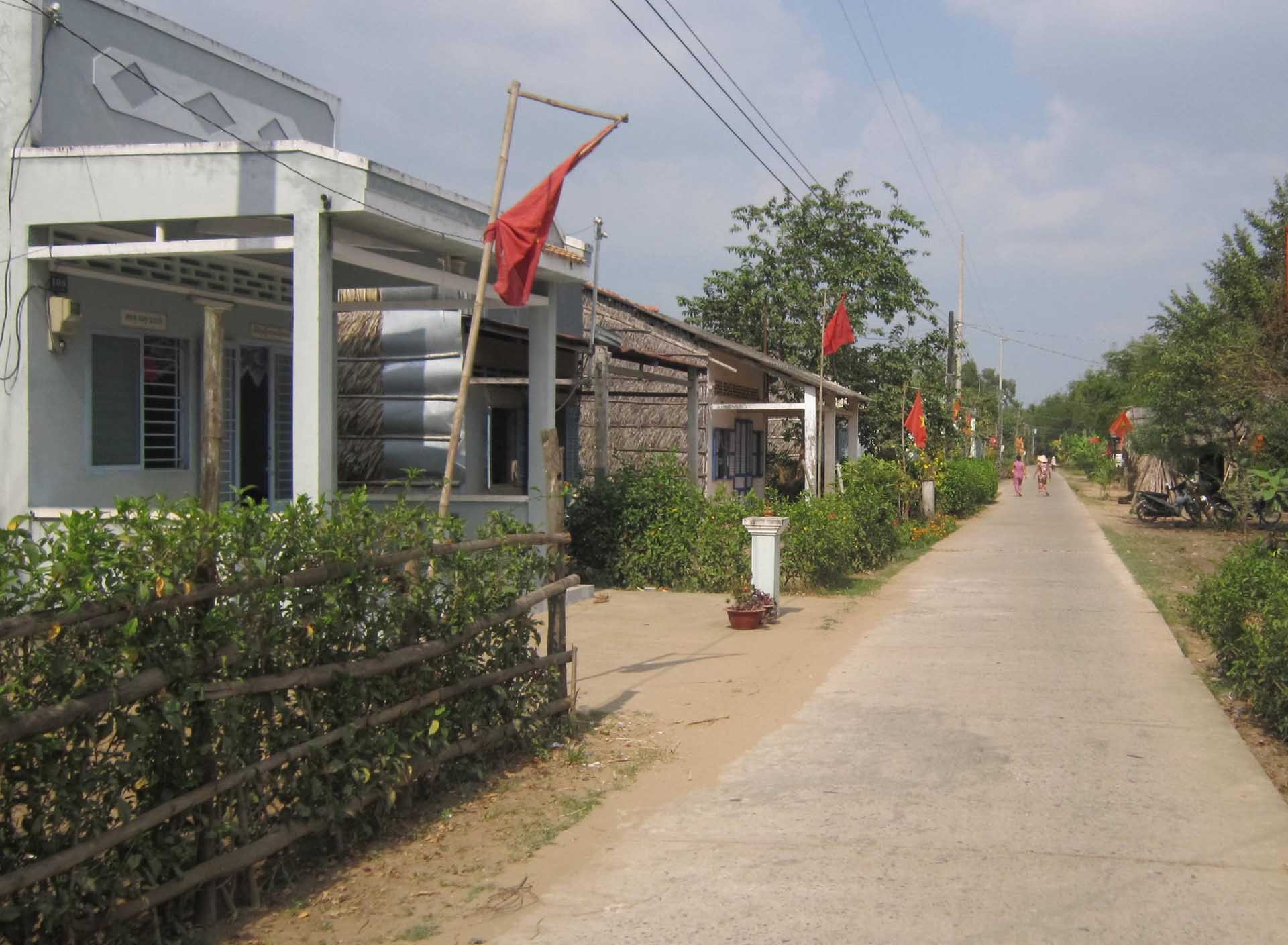 Tuyến lộ nông thôn ấp Đai Úi, xã Phú Mỹ (huyện Mỹ Tú, tỉnh Sóc Trăng) được đầu tư xây dựng từ nguồn vốn Chương trình MTQG 1719, góp phần diện mạo nông thôn khởi sắc. (Ảnh: Phương Nhi)