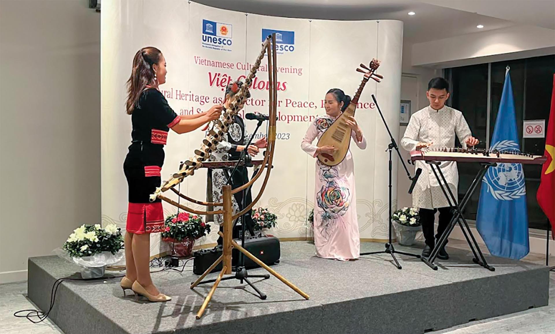 C&aacute;c nghệ sĩ biểu diễn nhạc cụ d&acirc;n tộc Việt Nam trong chương tr&igrave;nh &ldquo;Ng&agrave;y Việt Nam tại Ph&aacute;p&rdquo;, ng&agrave;y 6/11. (Nguồn: TTXVN)