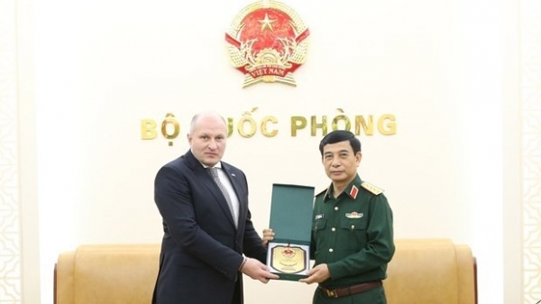 Defence Minister Phan Van Giang welcomes Russian Minister of Emergency Situations