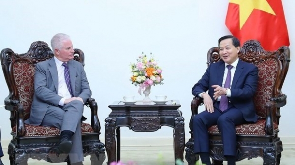 Deputy PM Le Minh Khai hosts Warburg Pincus CEO