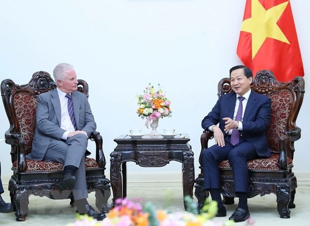Deputy PM Le Minh Khai hosts Warburg Pincus CEO