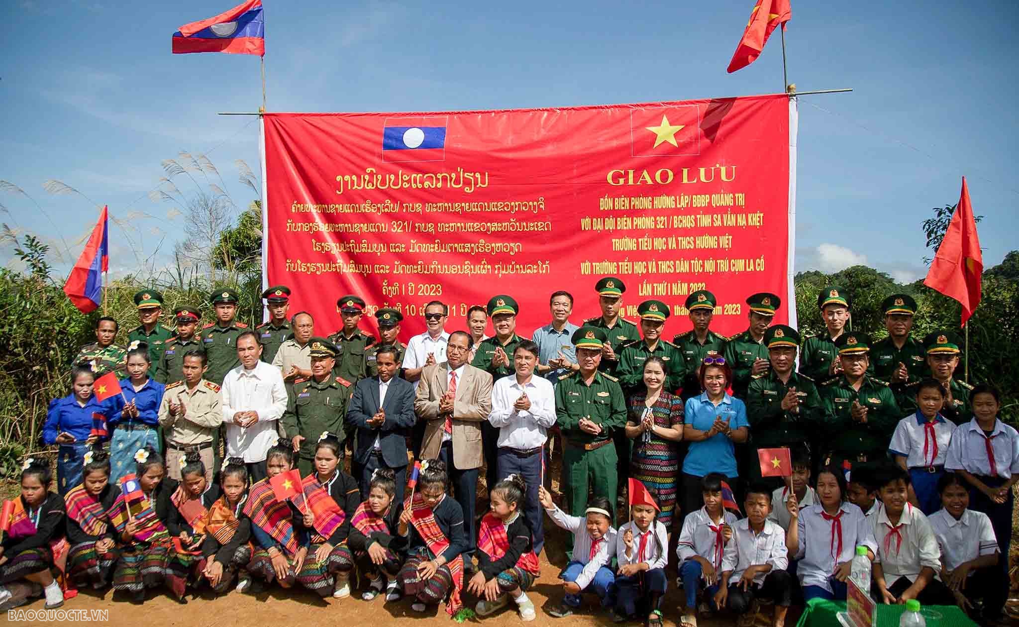 Giao lưu lực lượng bảo vệ biên giới, giáo viên, học sinh Việt Nam- Lào