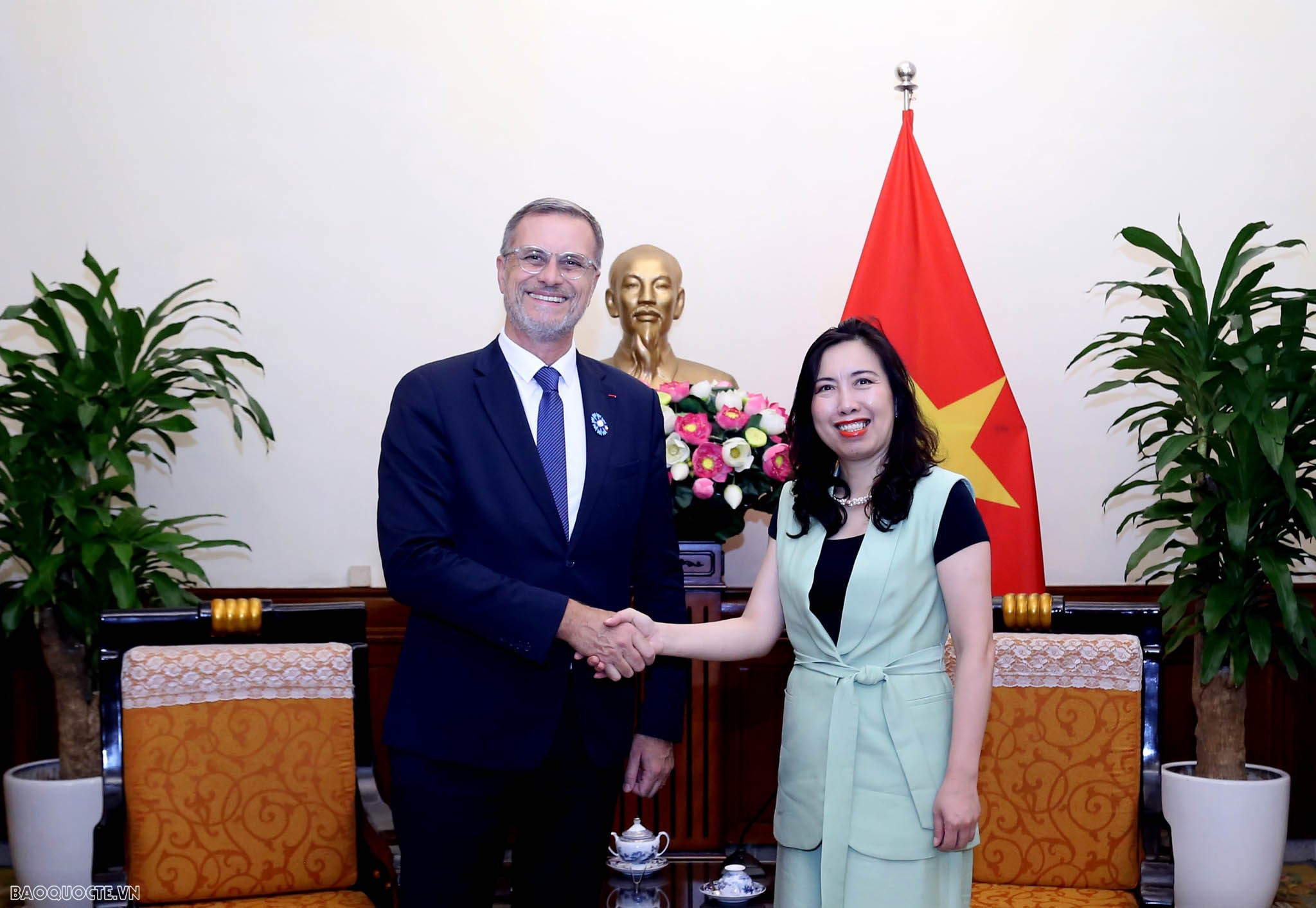 Thứ trưởng Ngoại giao Lê Thị Thu Hằng tiếp Đại sứ Pháp Olivier Brochet nhân dịp nhận nhiệm vụ tại Việt Nam.