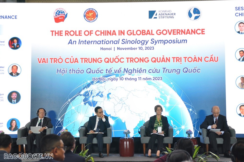 (11.10) C&aacute;c điễn giả trao đổi về nguồn gốc tầm nh&igrave;n của Trung Quốc về quản trị to&agrave;n cầu. (Ảnh: Minh Qu&acirc;n)