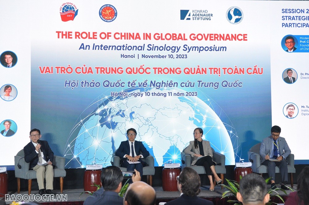 (11.10) C&aacute;c diễn giả trong phi&ecirc;n thảo luận thứ 2. (Ảnh: Minh Qu&acirc;n)