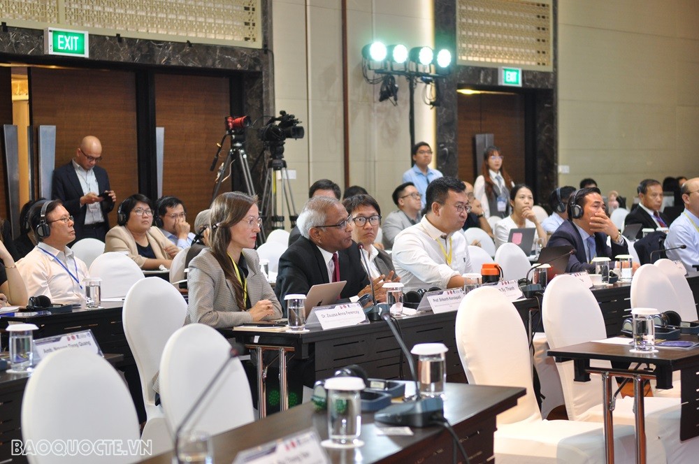 (11.10)...c&ugrave;ng c&aacute;c học giả nước ngo&agrave;i uy t&iacute;n về Trung Quốc học v&agrave; những học giả quan t&acirc;m. (Ảnh: Minh Qu&acirc;n)
