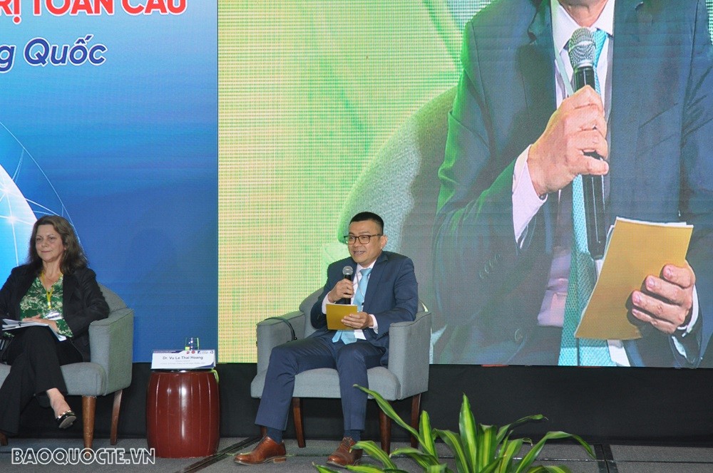 (11.10) TS. Vũ L&ecirc; Th&aacute;i Ho&agrave;ng, Viện trưởng Viện Nghi&ecirc;n cứu Chiến lược, Học viện Ngoại giao Việt Nam chia sẻ tại Hội thảo. (Ảnh: Minh Qu&acirc;n)