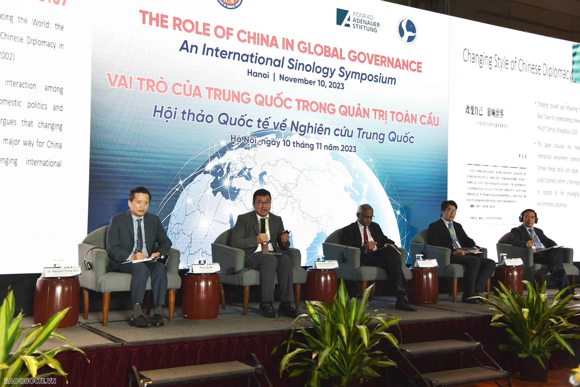 Phó Giám đốc Học viện Ngoại giao, TS. Nguyễn Hùng Sơn (ngoài cùng bên trái) điều hành phiên thảo luận về “Triển vọng của Trung Quốc trong quản trị toàn cầu”. (Ảnh: Đức Khải)
