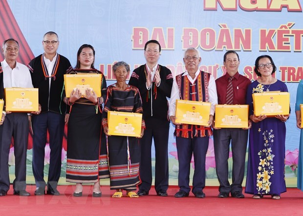  the President and leaders of the Vietnam Fatherland Front and Phu Yen province presented gifts to outstanding local education managers, teachers, community members, and students. (Photo: VNA)