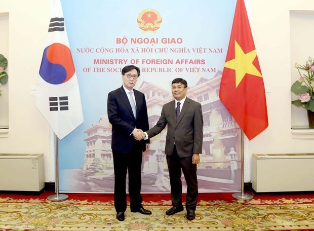 Permanent Deputy Minister of Foreign Affairs Nguyen Minh Vu (R) and First Vice Minister of Foreign Affairs of the Republic of Korea (RoK) Chang Ho-jin. (Photo: Quang Hoa)