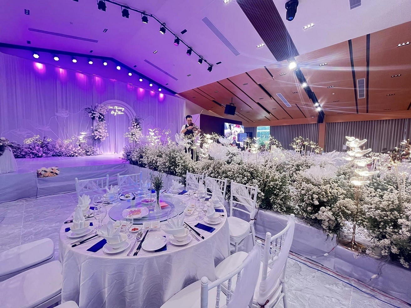 Sao Mai Center: Wedding season love song