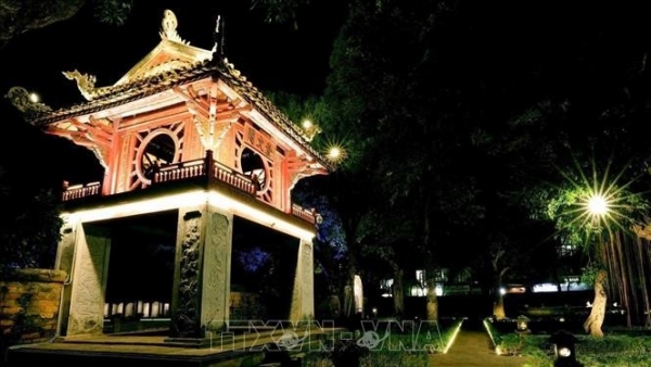 Experiencing Hanoi’s nightlife with night tour at the Temple of Literature