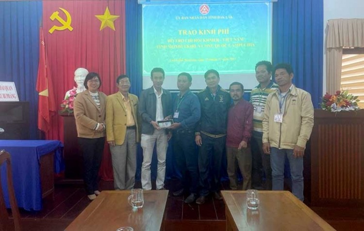 Dak Lak province awarded grant-in-aid to Khmer - Vietnam association (Mondulkiri province, Cambodia) (Photo:  Dak Lak Department of Foreign Affairs)