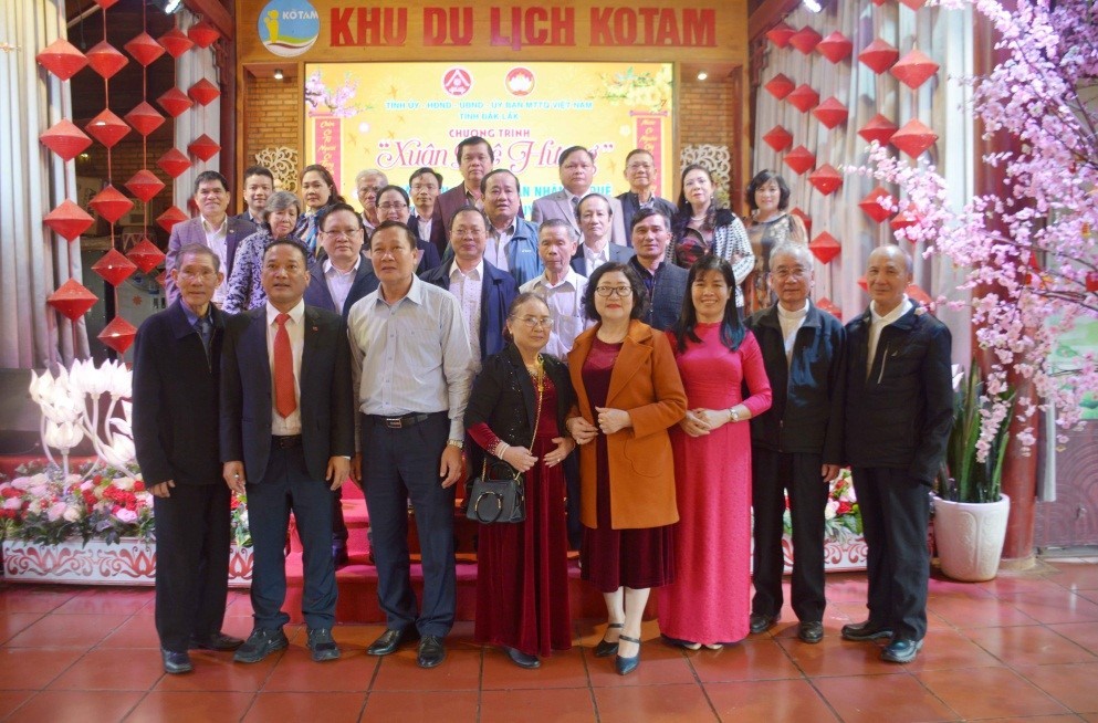 Provincial leaders took photos with overseas Vietnamese and relatives on the occasion of the 2023 Lunar New Year. (Photo: Dak Lak Department of Foreign Affairs)