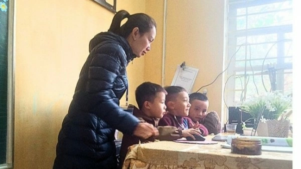 Teachers 'catch the signal' to bring lessons to Pung Luong students