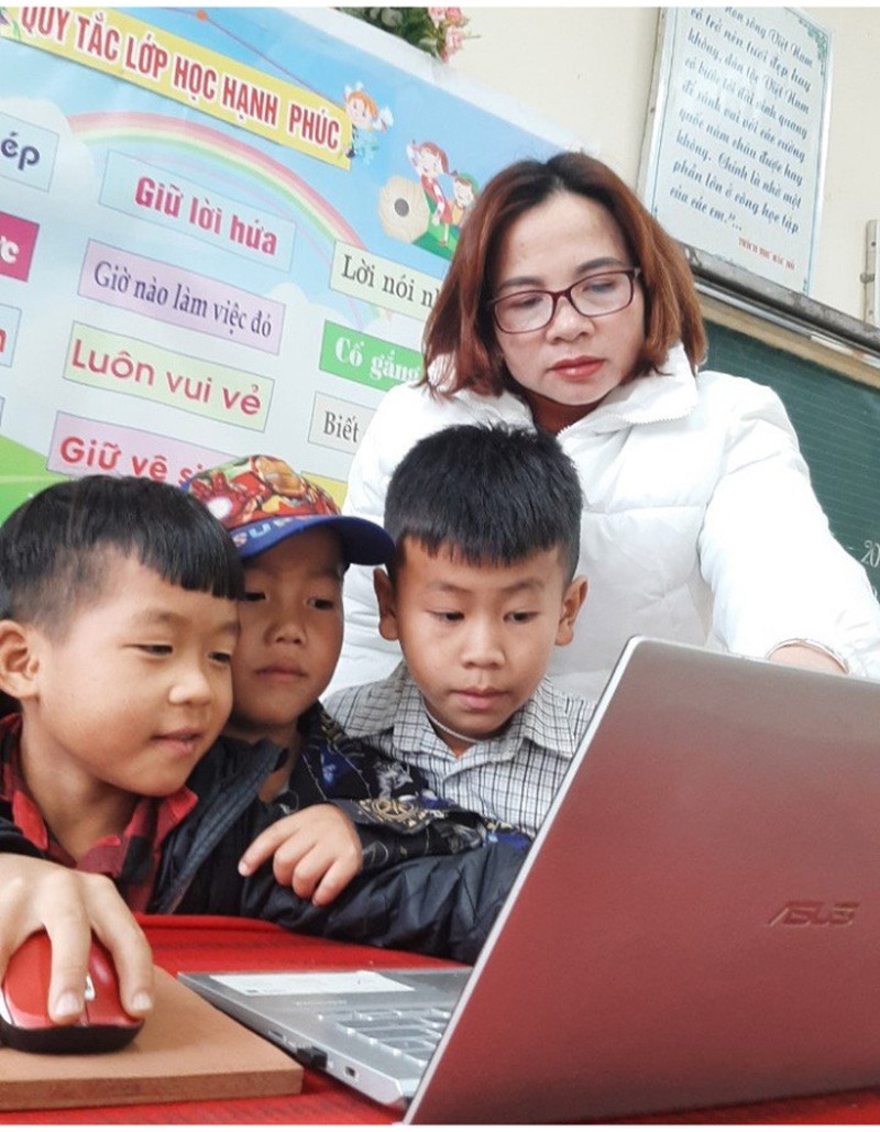 Teachers 'catch the signal' to bring lessons to Pung Luong students Teachers 'catch the signal' to bring lessons to Pung Luong students