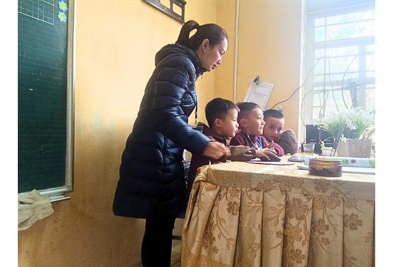 Teachers 'catch the signal' to bring lessons to Pung Luong students Teachers 'catch the signal' to bring lessons to Pung Luong students