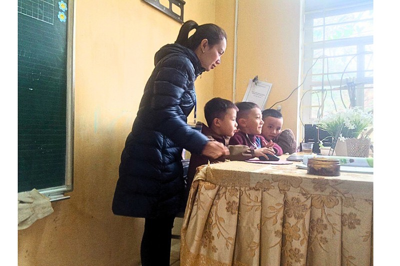 Tranh thủ giờ nghỉ cô Minh Huệ hướng dẫn học sinh học tập trực tuyến.