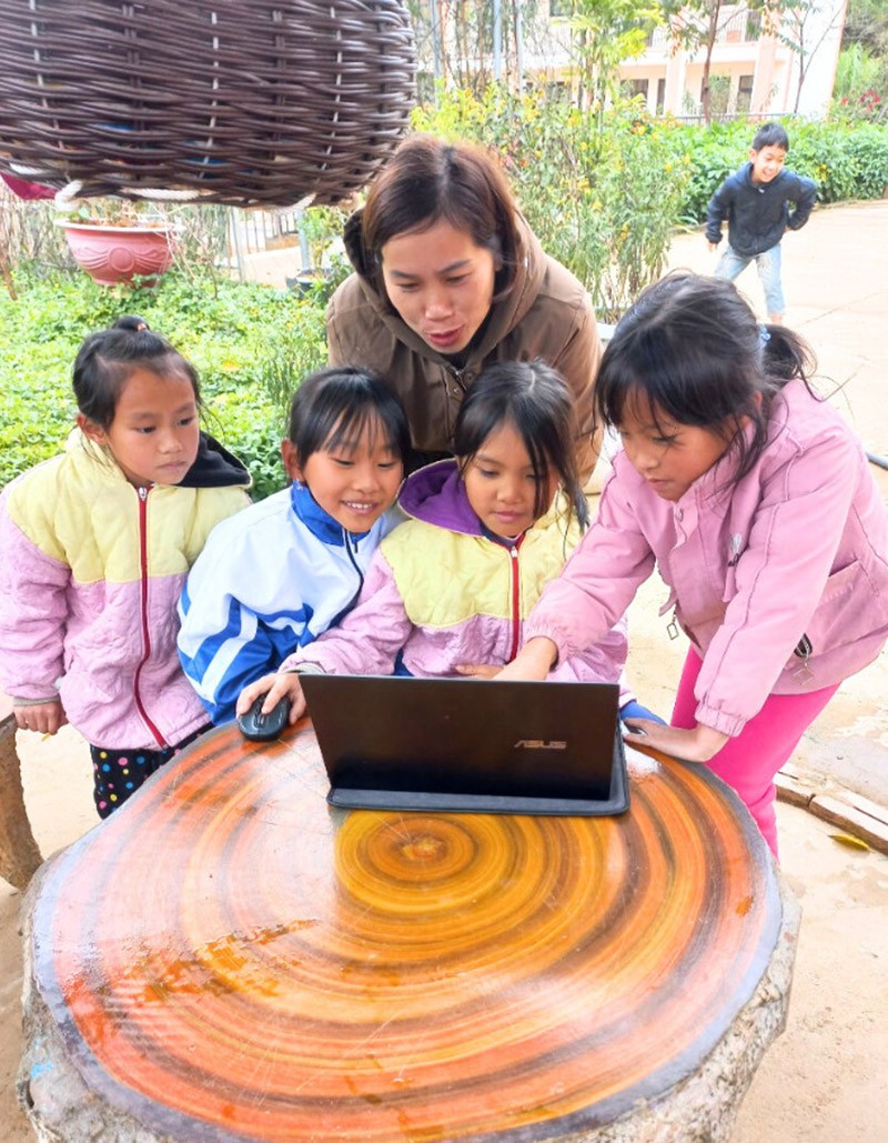 Teachers 'catch the signal' to bring lessons to Pung Luong students Teachers 'catch the signal' to bring lessons to Pung Luong students