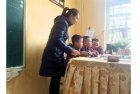 Teachers 'catch the signal' to bring lessons to Pung Luong students
