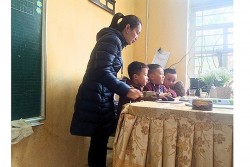 Teachers 'catch the signal' to bring lessons to Pung Luong students