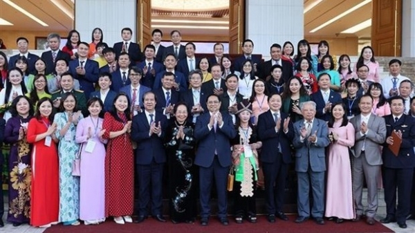 Prime Minister Pham Minh Chinh commits incentives to excellent teachers