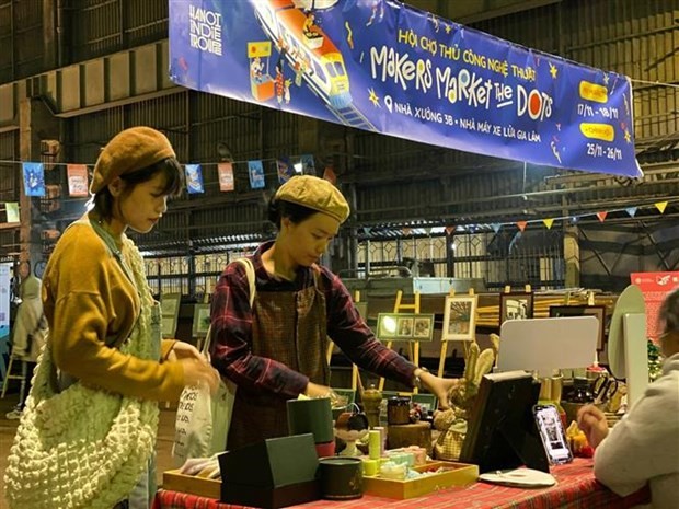 Festival goers visit a handicraft booth at the festival (Photo: VNA)