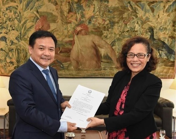 Vietnamese Ambassador to Brazil Bui Van Nghi (L) presents a copy of his credentials to Brazilian First Foreign Minister Maria Laura da Rocha. (Source: VNA)