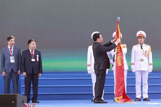 Chairman of the National Assembly Vuong Dinh Hue hands the Labour Order, first class, to the Vietnam Academy of Finance. (Source: VNA)