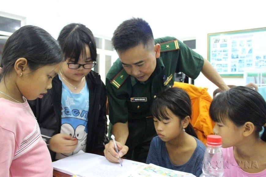 A free English class at the Bich Dam Border Guard Station in Vinh Nguyen ward, Nha Trang city, Khanh Hoa province. (Photo: VNA)