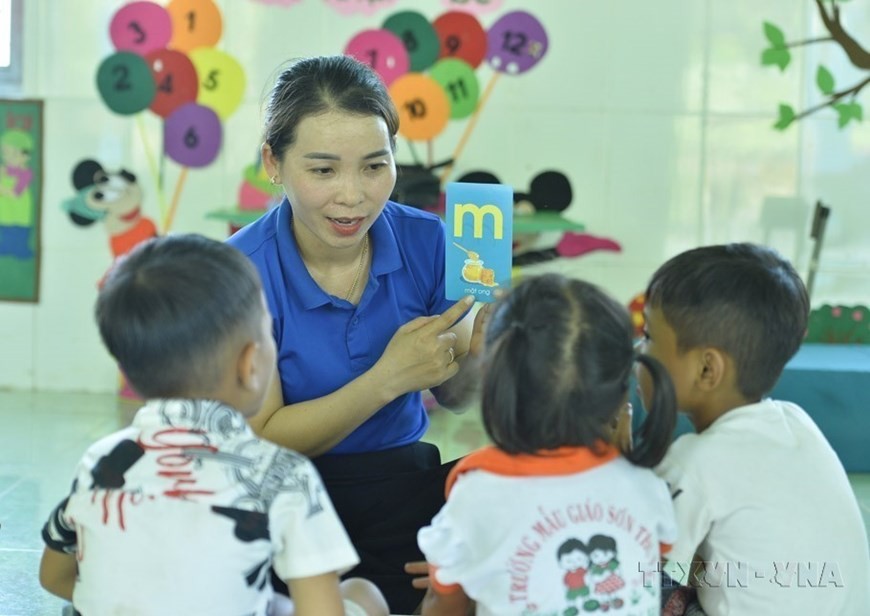 Teacher Mai Thi Lam has been teaching for many years at kindergartens in the highlands of Son Ha district, Quang Ngai province. (Photo: VNA)