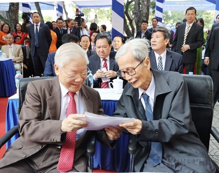 Professor Nguyen Phu Trong, General Secretary then President and former student of the Nguyen Gia Thieu High School in Hanoi, talks to teacher Le Duc Giang, head teacher of Class 10B, nearly 60 years ago (2020). (Photo: VNA)