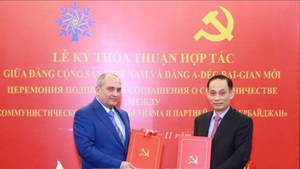 Party Secretary Le Hoai Trung receives delegation of New Azerbaijan Party in Hanoi
