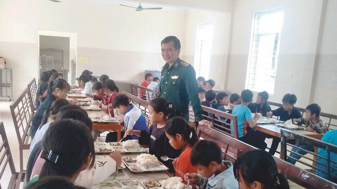 "Accompany with Border Dormitory" to support Dan Lai ethnic students in Nghe An