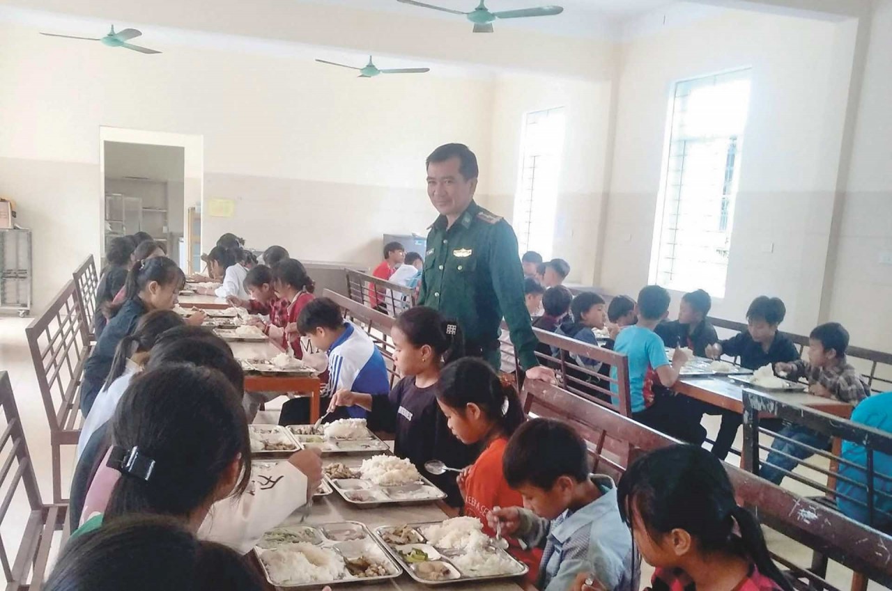 Lieutenant Commander Phan Van Tham shares at the boarders' dinner table. (Photo: NVCC)