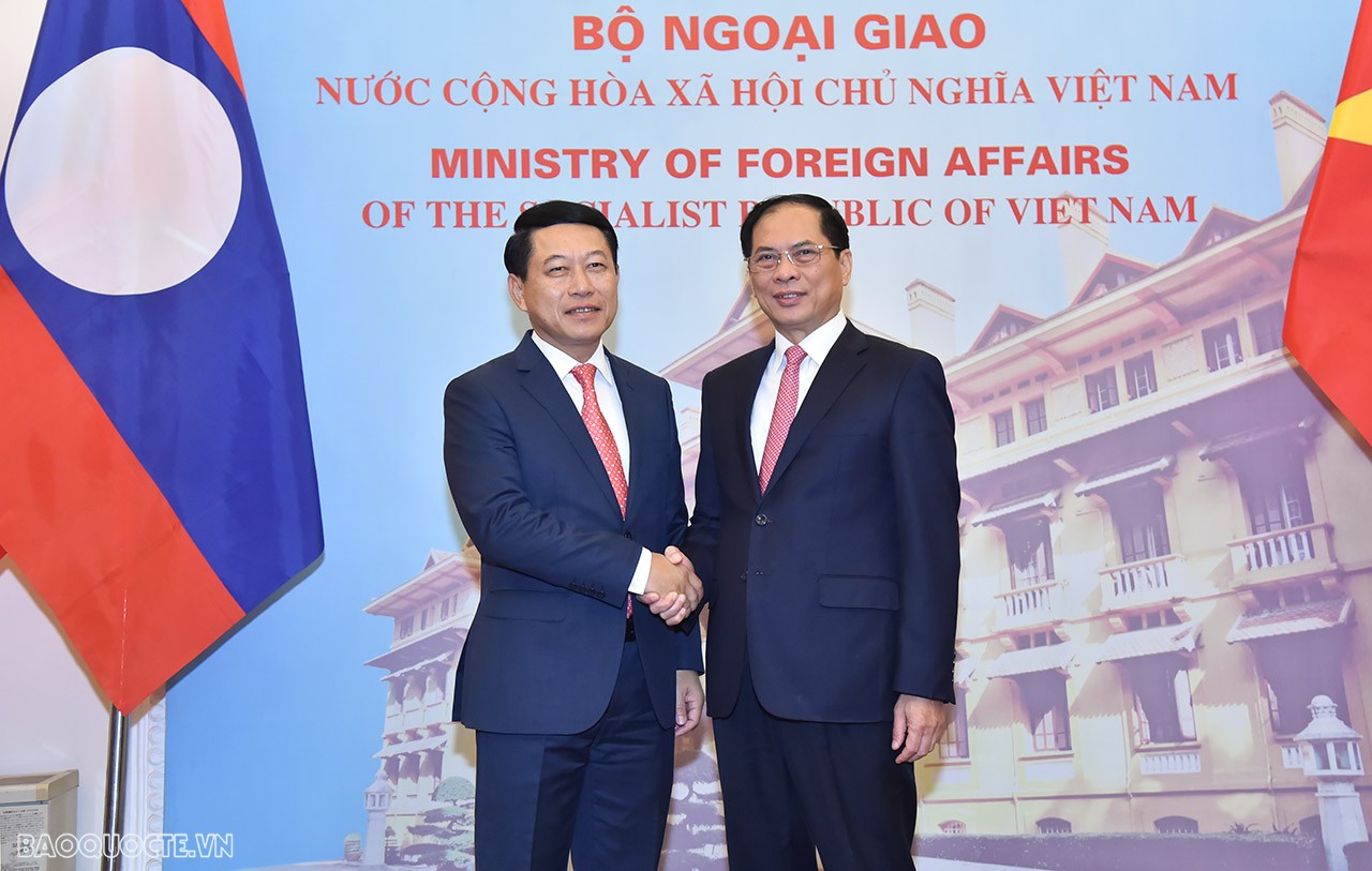 Chuyến thăm Việt Nam lần này của Phó Thủ tướng, Bộ trưởng Ngoại giao Lào Saleumxay Kommasith diễn ra trong bối cảnh tình hình quan hệ hợp tác giữa hai nước nói chung và giữa hai Bộ Ngoại giao Việt Nam-Lào đang trên đà phát triển hết sức tốt đẹp.
