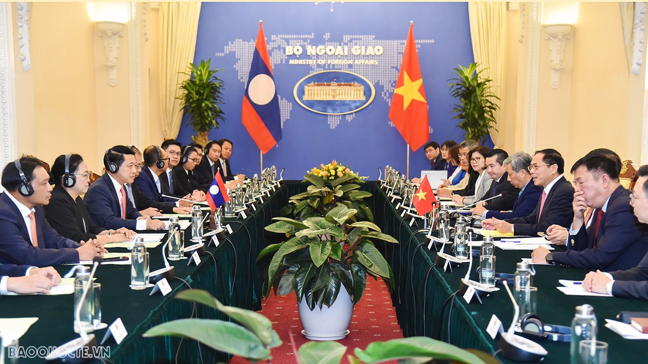 Vietnam, Laos Ministers hold 10th Foreign Ministerial Consultation Meeting in Hanoi
