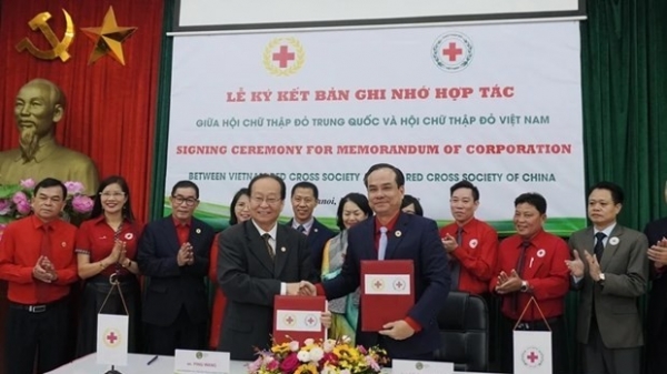 Red cross societies of Vietnam, China ink cooperation deal in Hanoi