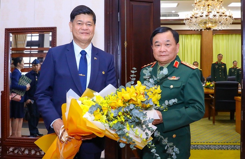 Thượng tướng Hoàng Xuân Chiến và Thứ trưởng Bộ Quốc phòng Philippines. (Ảnh: TT)