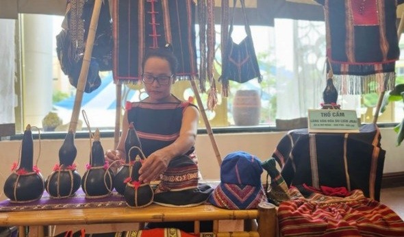 Ms. H’Uyen Nie’s idea of “Jrai Cultural Tourism Village, la Mo Nong commune” has connected to consume products, contributing to preserving the traditional profession of the Jrai people and creating jobs for women members.