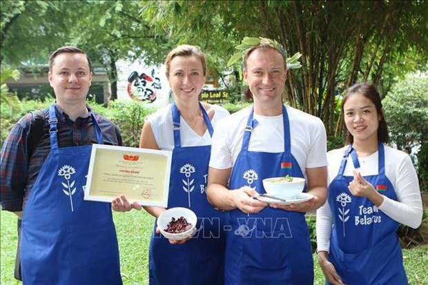 Foreign diplomats attend 'pho' cooking class in Ho Chi Minh City