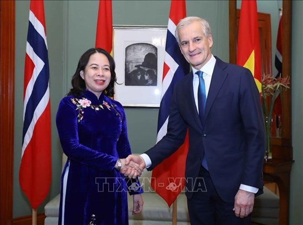 Vice President Vo Thi Anh Xuan (L) and Prime Minister of Norway Jonas Gahr Store. (Photo: VNA)
