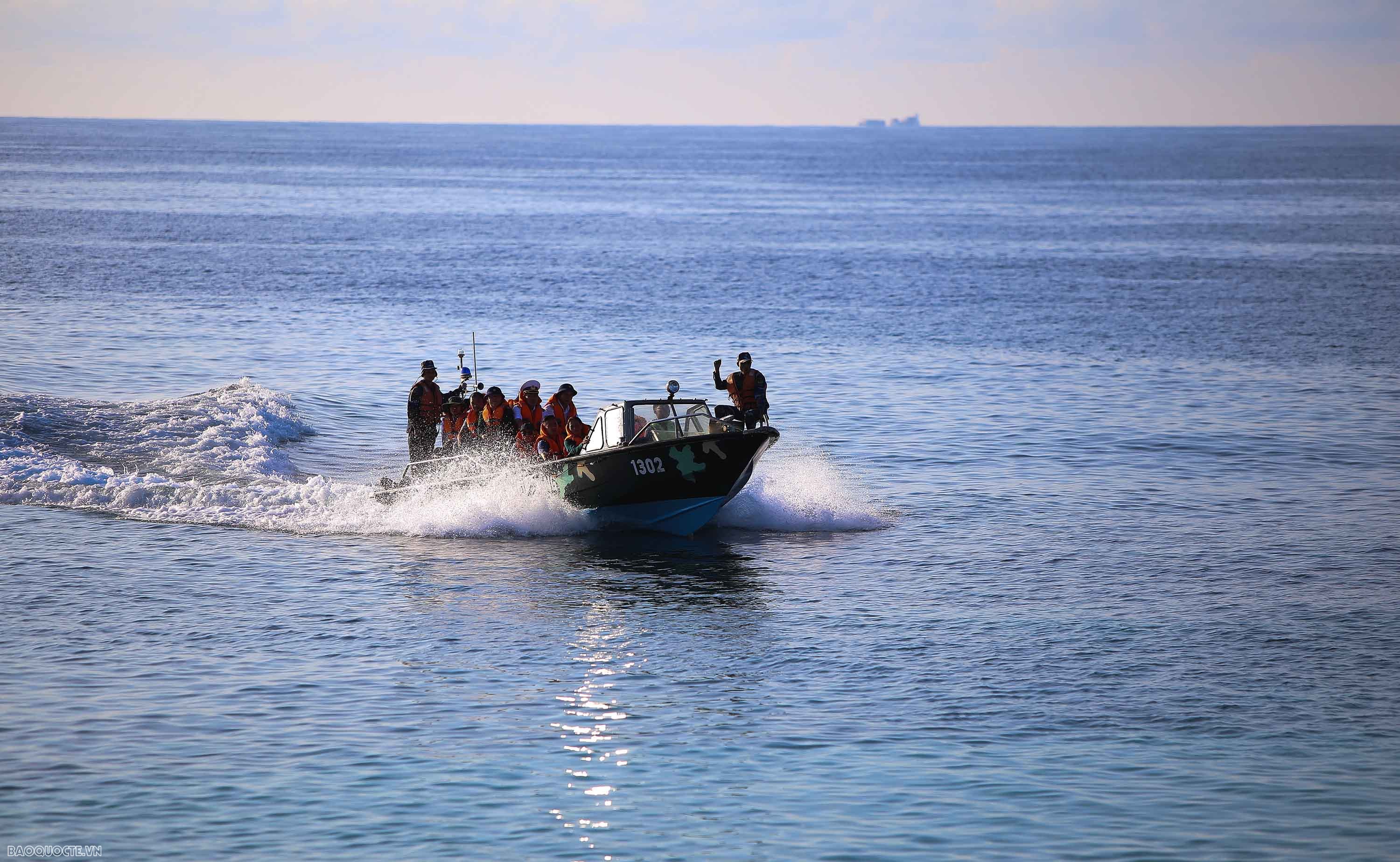 Crossing the waves to reach An Bang island Crossing the waves to reach An Bang island