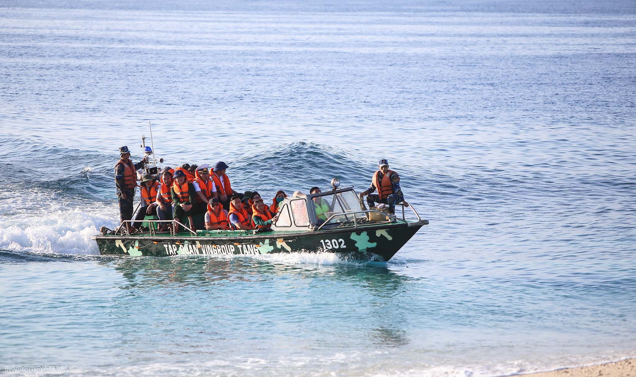 Crossing the waves to reach An Bang island Crossing the waves to reach An Bang island