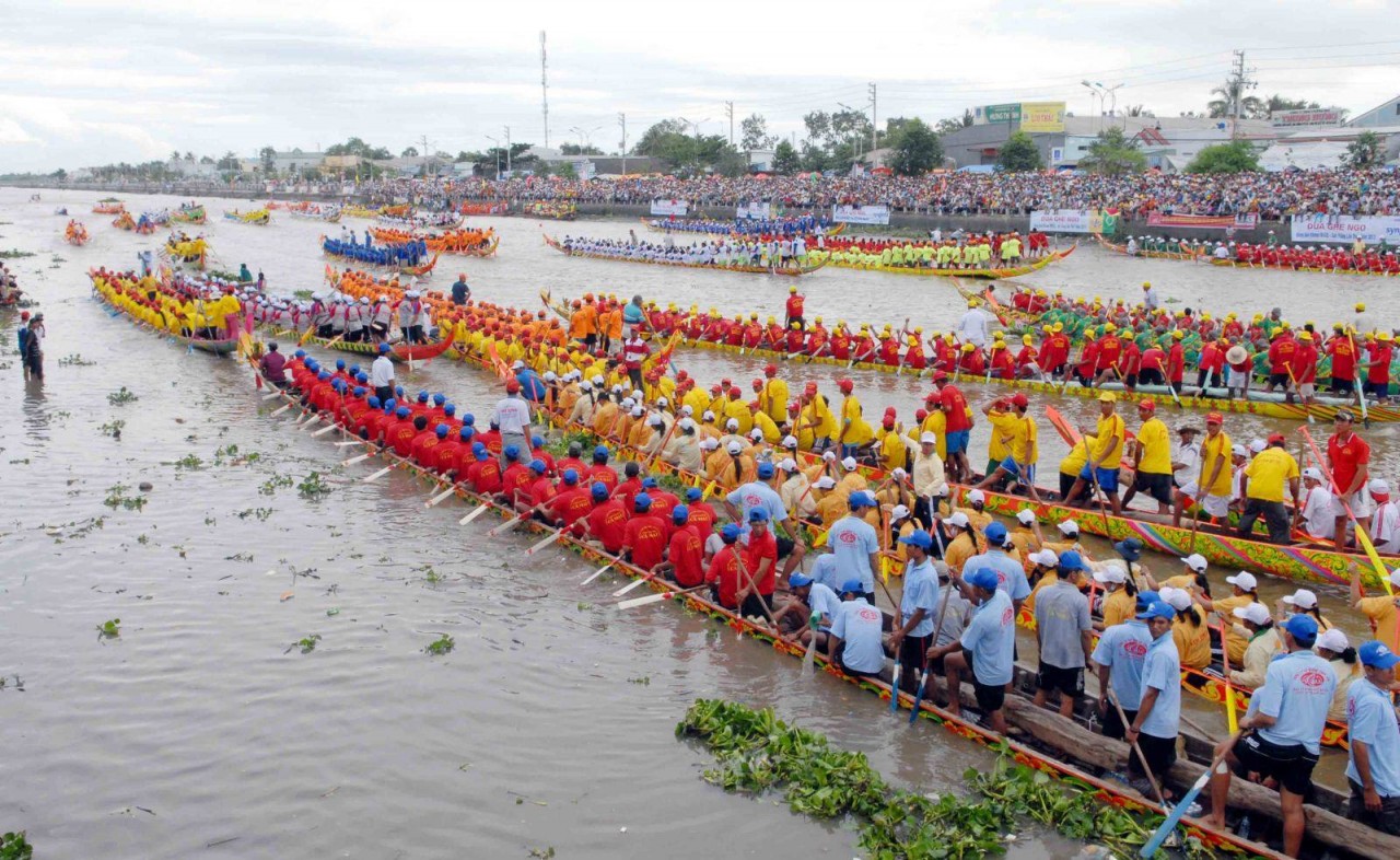 Ghe Ngo race is seen as a way to express solidarity, as well as a traditional ritual to see off the God of Water to the ocean after the growing season. (Photo: VNA)