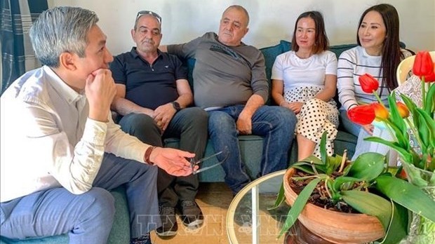 Embassy delegation visits Vietnamese in Israel after the Gaza ceasefire made