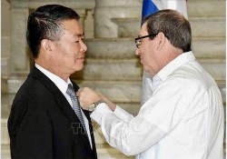 Vietnamese Ambassador conferred Cuban Friendship Medal