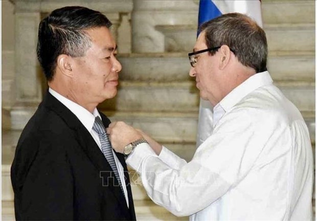 Cuba’s Deputy Minister of Foreign Affairs Anayansi Rodríguez gives the friendship medal to Vietnamese Ambassador to Cuba Le Thanh Tung. (Source: VNA)