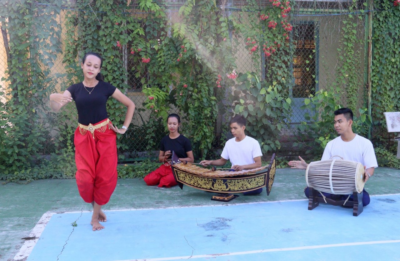 Thạch Thị Ni Ta tập múa cùng các thành viên Tổ ca múa dân tộc Khmer thuộc Trung Tâm Văn hóa Nghệ thuật tỉnh Vĩnh Long. (Nguồn: TTXVN)