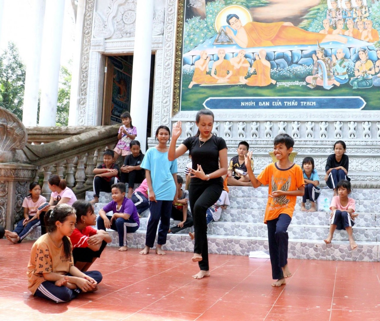 Thạch Thị Ni Ta dạy múa cho các em nhỏ đồng bào Khmer tại xã Tân Mỹ, huyện Trà Ôn, tỉnh Vĩnh Long. (Nguồn: TTXVN)